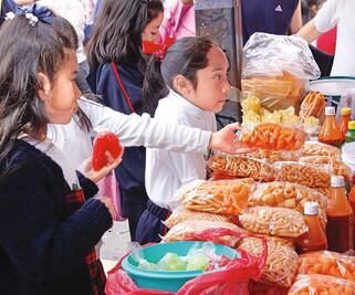  Presentan iniciativas contra comida chatarra