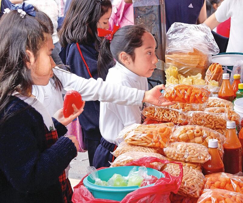  Presentan iniciativas contra comida chatarra