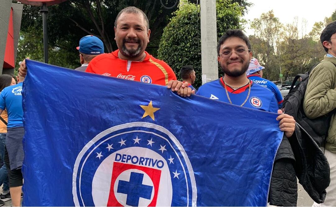 Luis Issac y Luis Carlos, padre e hijo aficionados de Cruz Azul - Foto: Edgar Enríquez