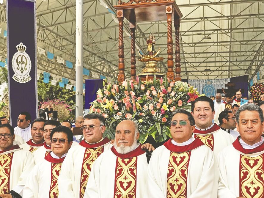 La efigie de madera estofada, de unos 15 centímetros de altura, fue sacada de su nicho para recorrer en procesión el Santuario de Los Remedios y llegar al templo de San Gabriel Arcángel. REBECA JIMÉNEZ. EL UNIVERSAL