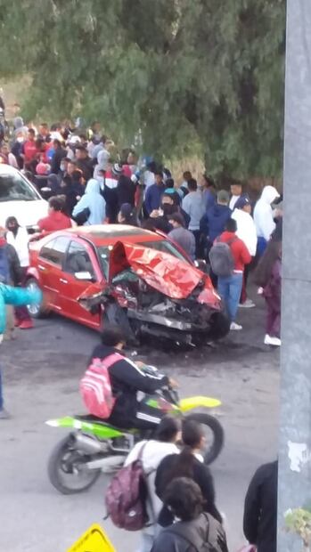 FOTOS: Reportan 4 muertos y 10 heridos tras choque entre microbús y dos autos en Naucalpan