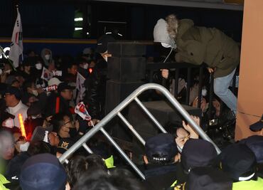 Detienen a seguidores del destituido presidente surcoreano; vandalizaron tribunal de Seúl