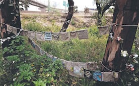 El tiempo sepulta el memorial por los 32 muertos en Puente de la Concordia