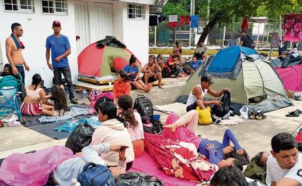 Lluvia frena el avance de la caravana migrante