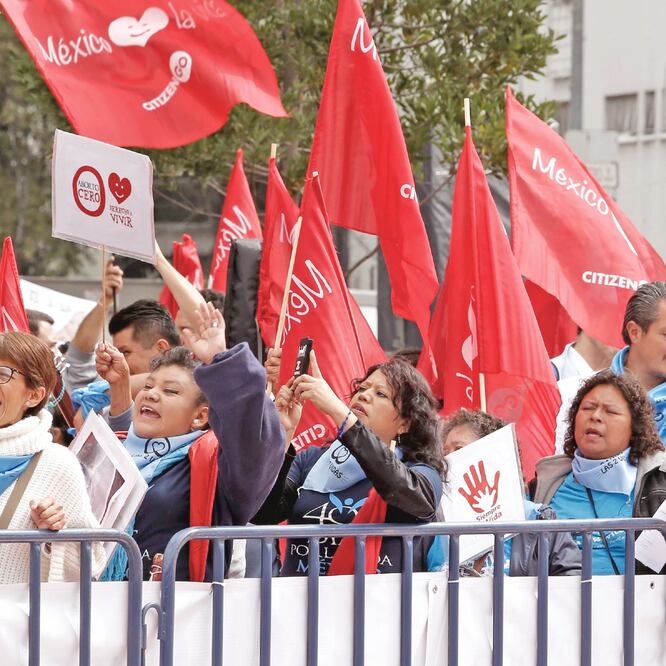 Con vestimenta blanca y azul, los asistentes a la manifestación para expresar rechazo contra el aborto ondeaban pañuelos, algunos con un rosario que levantaban con el puño. ()AGUSTÍN SALINAS. EL UNIVERSAL