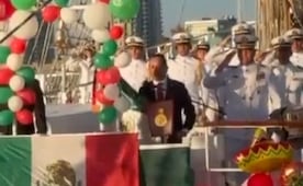 Embajador Carlos Joaquín González usa Buque Escuela Cuauhtémoc para dar el Grito; pronuncia arengas sobre Semar