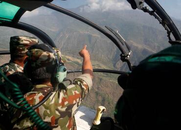 Localizan 6 cuerpos del helicóptero de EU que cayó en Nepal