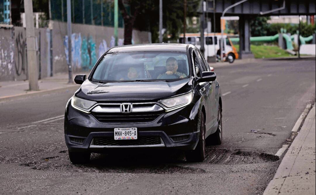 De acuerdo con la investigadora, los baches pueden elevar 34% las emisiones de gases de efecto invernadero. Foto: Diego Simón Sánchez / EL UNIVERSAL