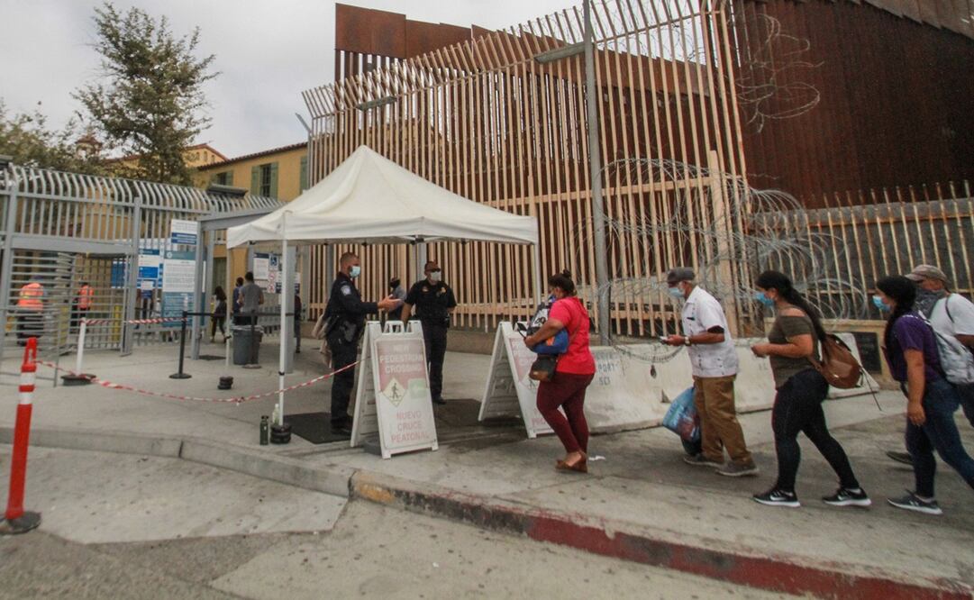 Personas portan mascarillas mientras hacen fila para ingresar a pie hacia Estados Unidos, en la garita del cruce fronterizo Tijuana-San Ysidro, en Tijuana. (Foto: Xinhua)