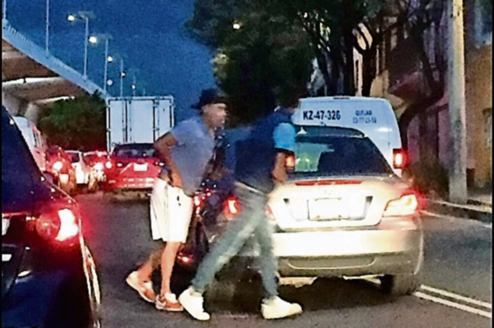 El viernes circuló un video donde denunciaban un asalto a un Mercedes en la lateral de periférico hacia el sur y Gorrión, cerca de Observatorio (IMAGEN TOMADA DE TWITTER)