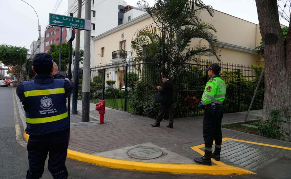 Un agente de policía monta guardia frente a la embajada de México después de que la exprimera ministra peruana Betssy Chávez ingresara solicitando asilo, en Lima, Perú.
Foto: AP
