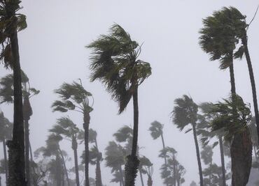 Tormentas en California dejan un muerto y centenares de miles de usuarios sin electricidad