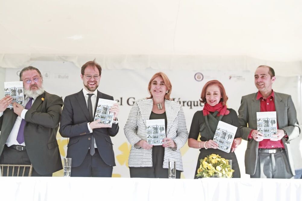 En la presentación, el escritor Jorge F. Hernández; Alfonso Miranda, director General del Museo Soumaya; y la embajadora de Colombia en México, Patricia Cárdenas Santa María. (ALEJANDRA LEYVA. EL UNIVERSAL)