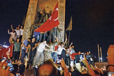 Asciende a 90 muertos saldo de alzamiento militar en Turquía