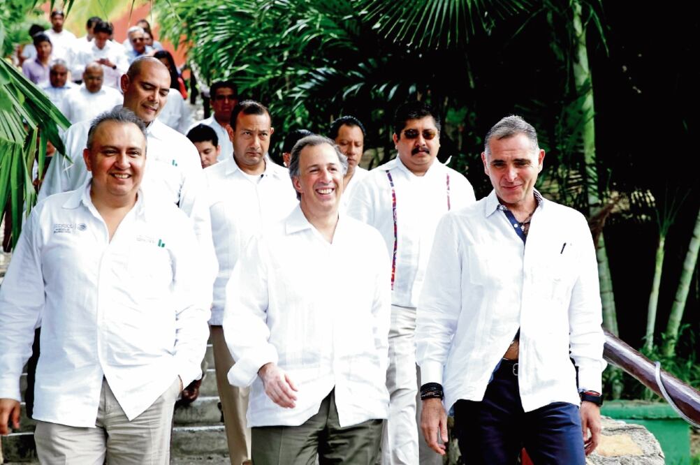 El titular de la Sedesol, José Antonio Meade Kuribreña (centro), inauguró la Cuarta Reunión de Gerentes de Liconsa, en el estado de Oaxaca (ESPECIAL)