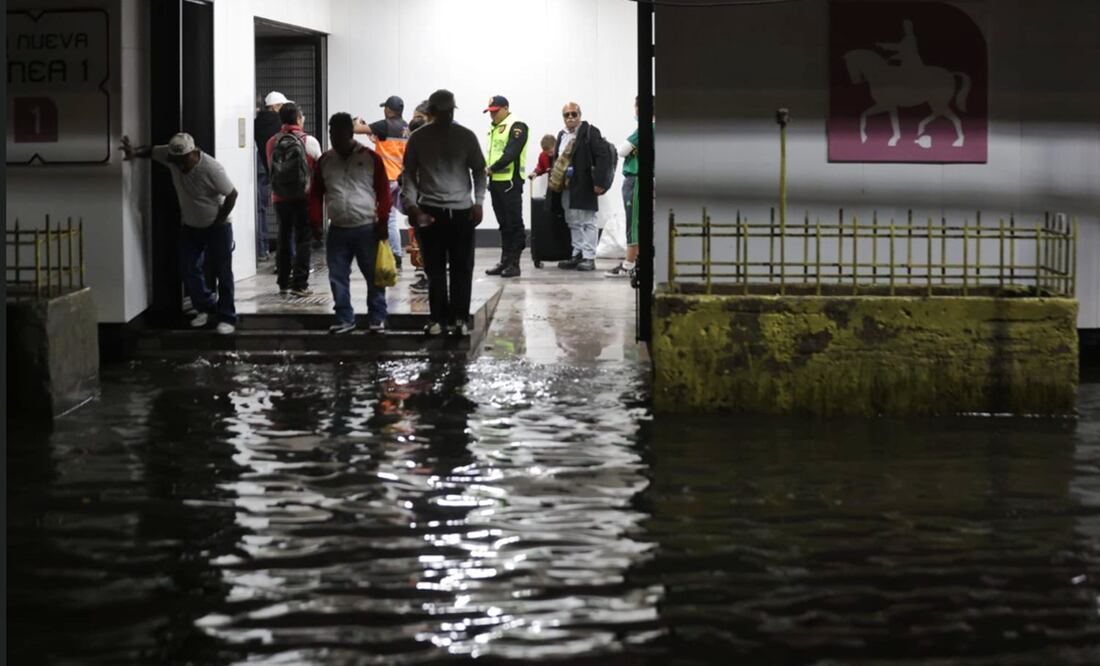 Las intensas lluvias de la tarde noche del martes volvieron a causar estragos en el oriente de la capital. En la calzada Ignacio Zaragoza a la altura del Metro Zaragoza las inundaciones superaron los 30 centímetros de altura afectando a usuarios de la Línea 1, el 16 de septiembre de 2025. Foto: Francisco Rodríguez/EL UNIVERSAL
