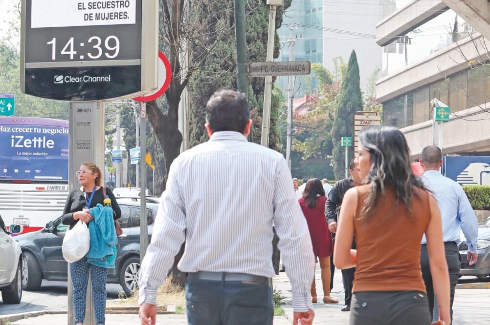 Otros anuncios de formato más pequeño, conocidos como mupis, y pantallas ubican en División del Norte a la altura del Parque de los Venados, en BJ. (BERENICE FREGOSO. EL UNIVERSAL)
