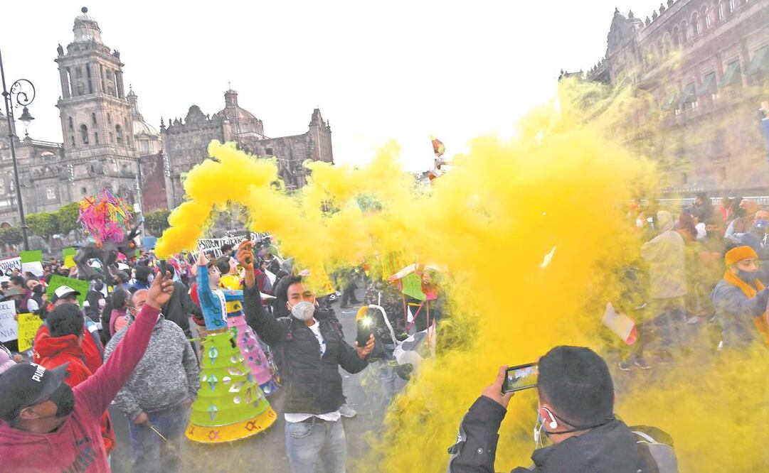 Los artesanos inconformes que arribaron a Palacio Nacional también pidieron que la Defensa Nacional libere permisos para locales del tianguis de San Pablito. Foto: José Armando Martínez. EL UNIVERSAL
