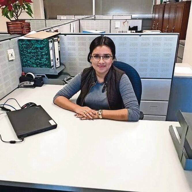 Jessica Padilla se tomó una fotografía en el escritorio en el que laboró desde hace más de dos años, en el SAT. (TOMADA DE FACEBOOK)