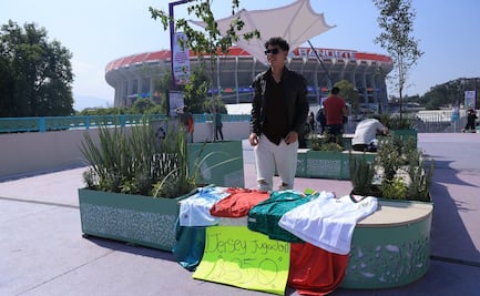 A un día de su inauguración, joven vende playeras de la Selección Mexicana en puente peatonal de Huipulco; el costo por prenda es de 350 pesos
