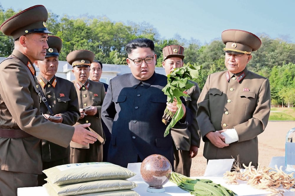 El líder norcoreano, Kim Jong-un, durante una visita a una granja. Las autoridades de EU afirman estar buscando el diálogo con el régimen (AP)