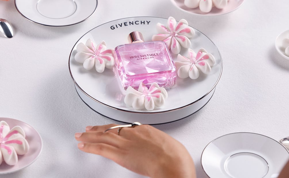 Dulce, pero con estructura: rosa y pistacho en equilibrio. Foto: Cortesía Givenchy