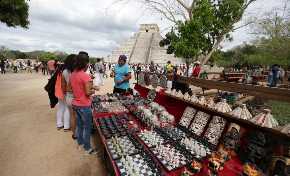 director nacional del INAH, señaló que no se permitirá el ingreso de nuevos artesanos a la zona arqueológica de Chichén Itzá. | Foto: Especial.