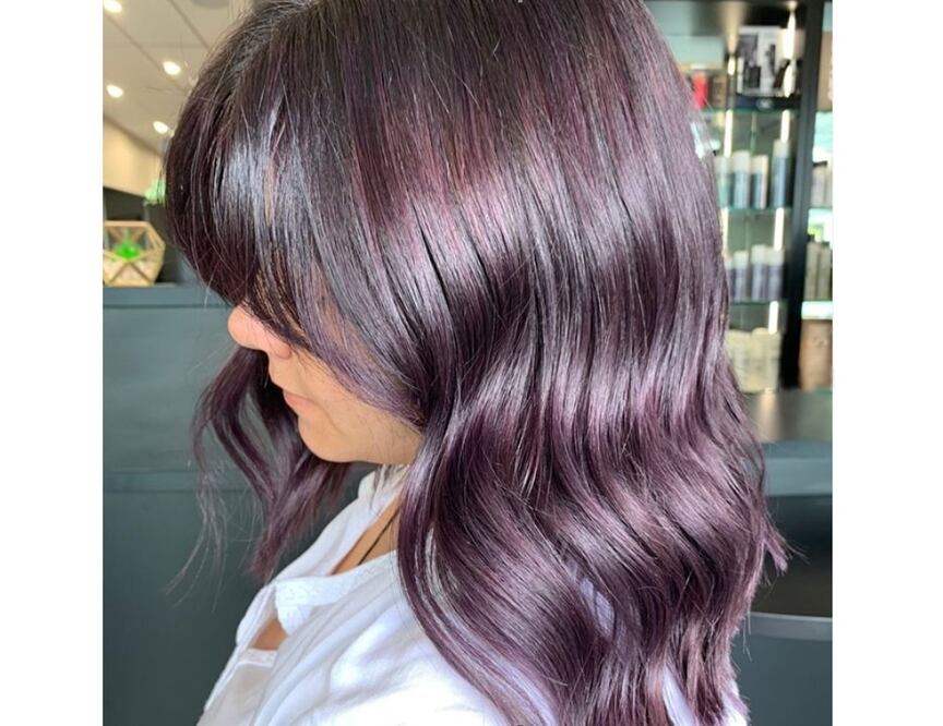 Aprovecha el cambio de estación para sumarte a la tendencia de coloración Chocolate-Lila. Foto: Instagram