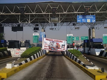 Integrantes de la CNTE toman casetas de cobro en Michoacán