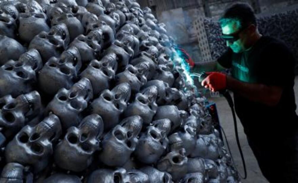 Con cráneos de metal, artista turco reinterpreta antiguos mitos