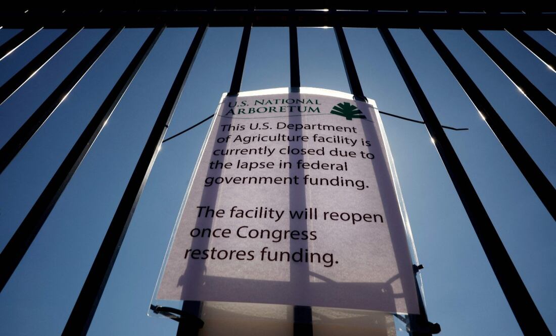 Cartel en la entrada del Arboreto Nacional de Estados Unidos, cerrado debido al cierre del gobierno federal el 1 de octubre de 2025 en Washington, D.C. El gobierno cerró el miércoles temprano después de que el Congreso no lograra llegar a un acuerdo sobre la financiación. Foto: Kevin Dietsch / AFP