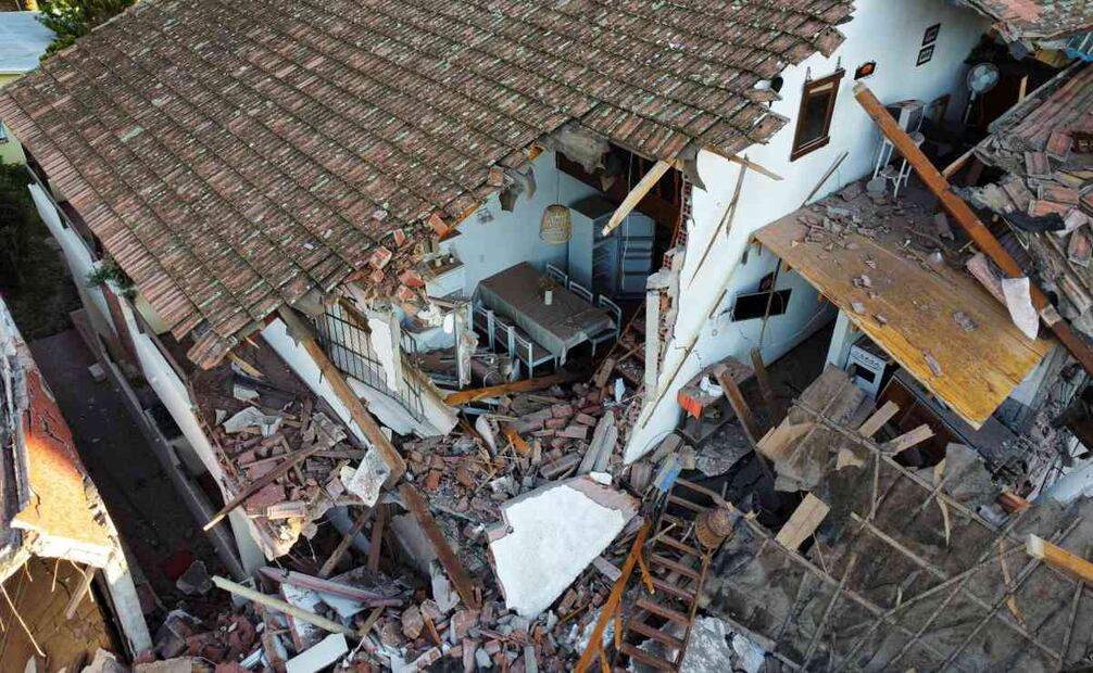 Una vista aérea del hotel Dubrovnik parcialmente derrumbado, en Villa Gesell, Argentina, el miércoles 30 de octubre de 2024. Foto: AP