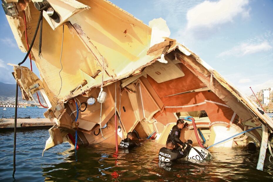 Los Zorros se sumergen para verificar que no haya víctimas en yates devastados. Foto: Valente Rosas / El Universal