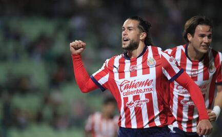Chivas sigue en la pelea por su boleto a la Liguilla y vence a Santos Laguna