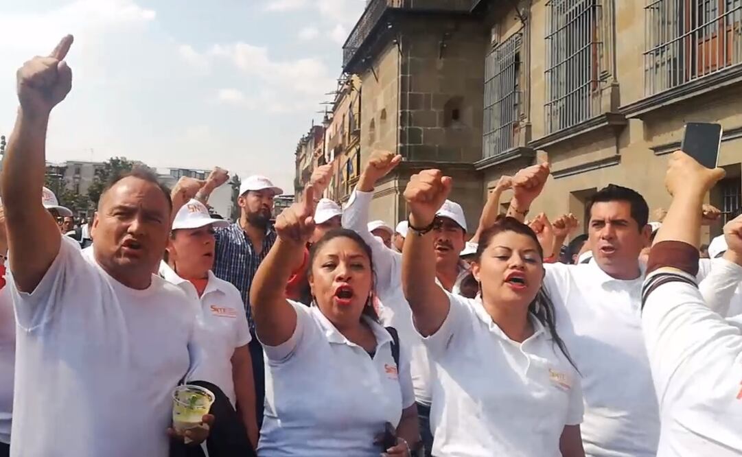 Integrantes del SNTE acompañan al secretario general del gremio, Alfonso Cepeda Salas, a su llegada a Palacio Nacional (CORTESÍA SNTE)