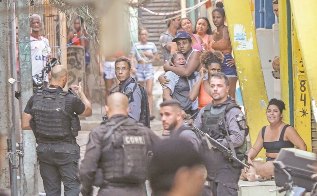 Habitantes de una favela y policías en el operativo, en Río. Foto: ANDRÉ COELHO. EFE