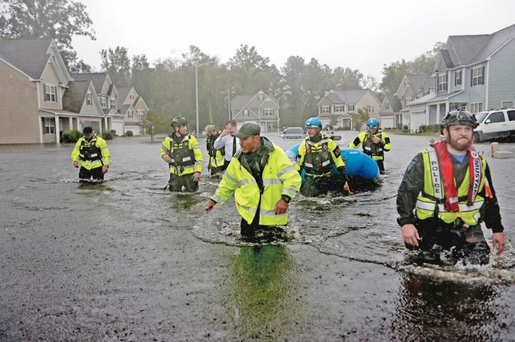 Rescatistas buscan personas atrapadas por las inundaciones en los barrios de Fayetteville, Carolina del Norte, tras el paso de Florence. (DAVID GOLDMAN. AP)