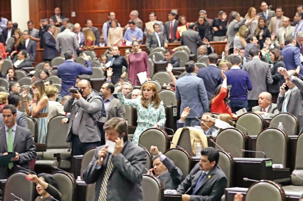 Con 422 votos a favor, la Cámara Baja aprobó beneficiar a los usuarios de aerolíneas en caso de retraso en sus vuelos (FOTOS: LUCÍA GODÍNEZ. EL UNIVERSAL)
