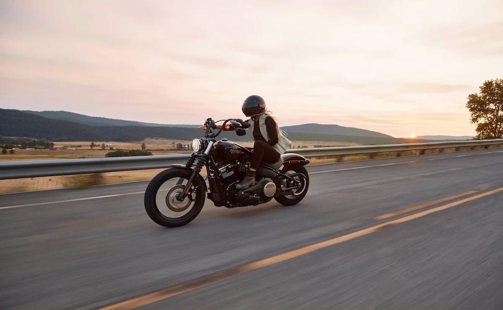 Antes de salir a la carretera, revisa que el tanque de gasolina de tu moto esté lleno. Foto: Unsplash