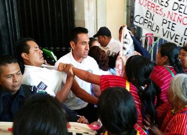 Triquis tratan de entrar al Palacio de Gobierno de Oaxaca