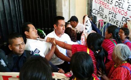 Triquis tratan de entrar al Palacio de Gobierno de Oaxaca