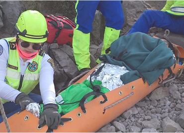 Paramédicos rescatan a una mujer en la zona montañosa del Ajusco; sufrió una lesión mientras paseaba