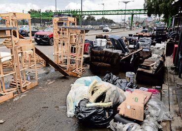 Mueblerías de la Calzada Ignacio Zaragoza sacan mercancía inservible