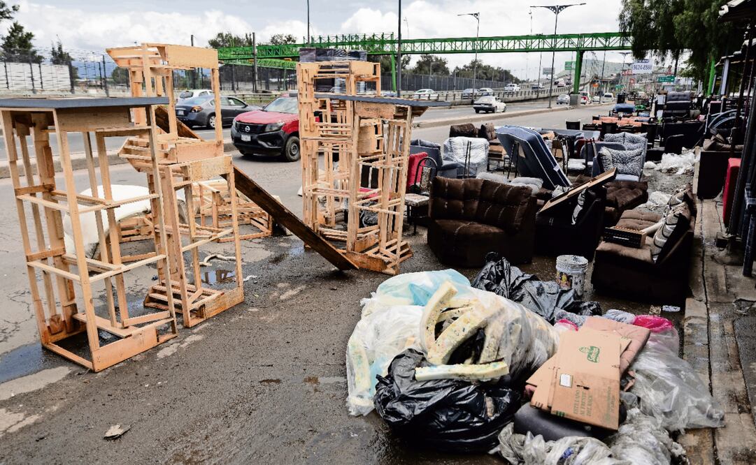 Sobre las banquetas quedó la mercancía dañada de 10 mueblerías de la calzada Zaragoza. Foto: Hugo Salvador / EL UNIVERSAL