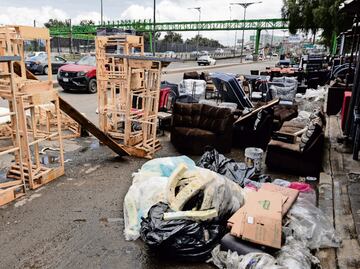 Mueblerías de la Calzada Ignacio Zaragoza sacan mercancía inservible