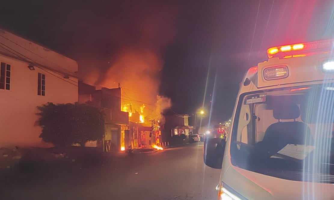 Incendio en vivienda de Iztapalapa. Equipos del Heroico Cuerpo de Bomberos arribaron  para controlar la situación. Foto: Especial