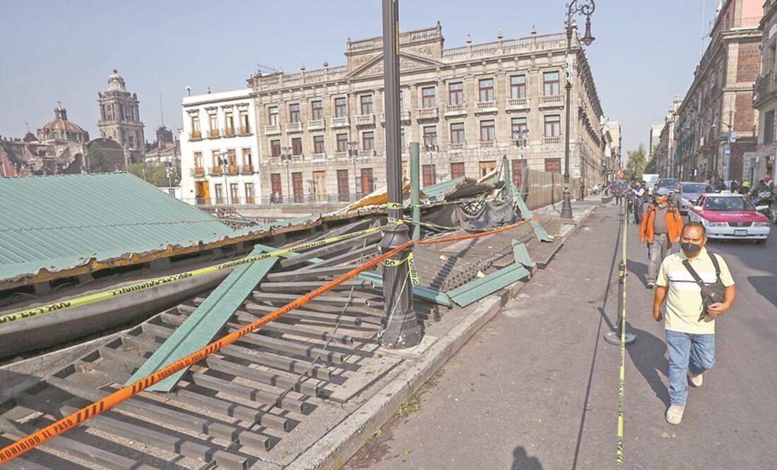 La mañana de ayer, muchas de las personas que pasaban junto al Templo Mayor preguntaban si había temblado, al no dar crédito a la caída de la techumbre. Foto: DIEGO SIMÓN SÁNCHEZ. EL UNIVERSAL
