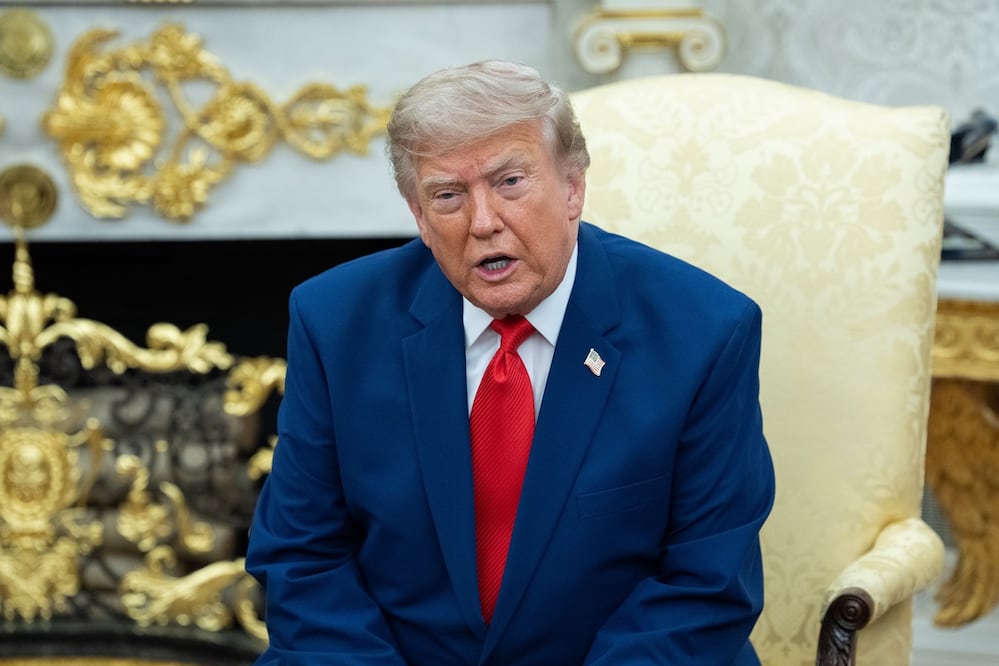 El presidente de Estados Unidos, Donald Trump, habla con periodistas en la Casa Blanca. FOTO: EFE