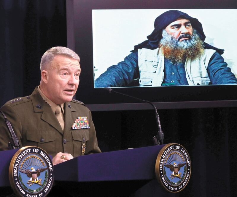El general de Infantería de la Marina Kenneth F. McKenzie Jr., expone en confe re n c ia de prensa la operación en la que murió Abu Bakr al-Baghdadi, líder del EI. ALEX WONG. AFP