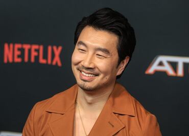 Simu Liu llega a México para presentar "Atlas", cinta donde comparte créditos con JLo